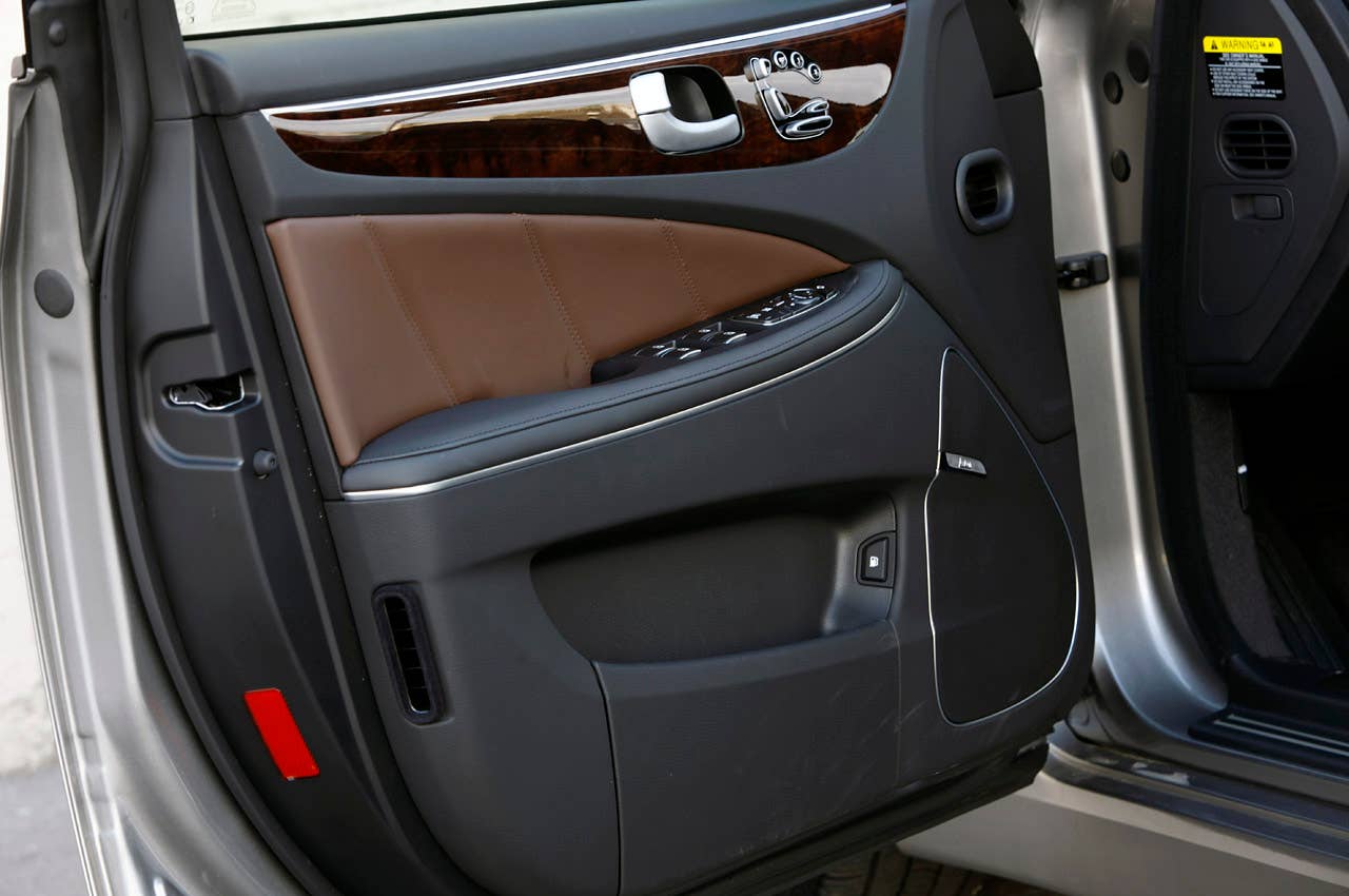 2012 Hyundai Equus door
