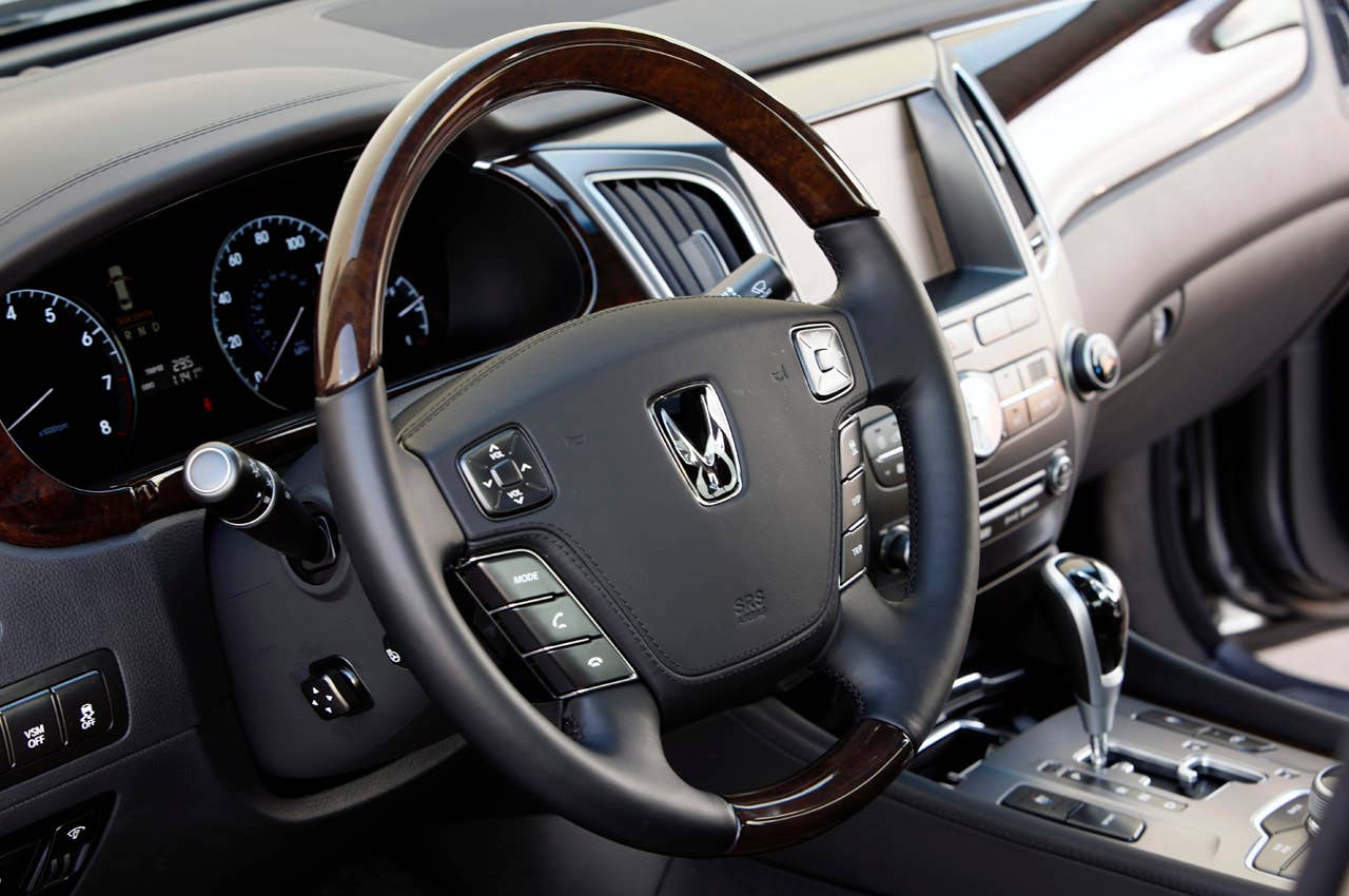 2012 Hyundai Equus steering wheel
