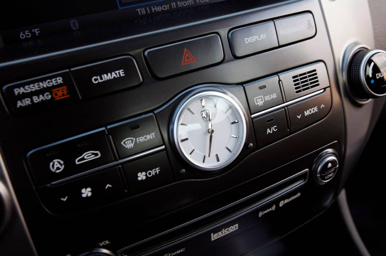 2012 Hyundai Equus analog clock