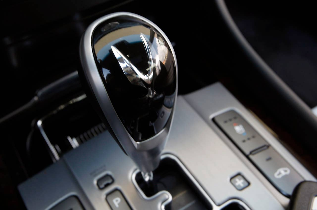 2012 Hyundai Equus shifter