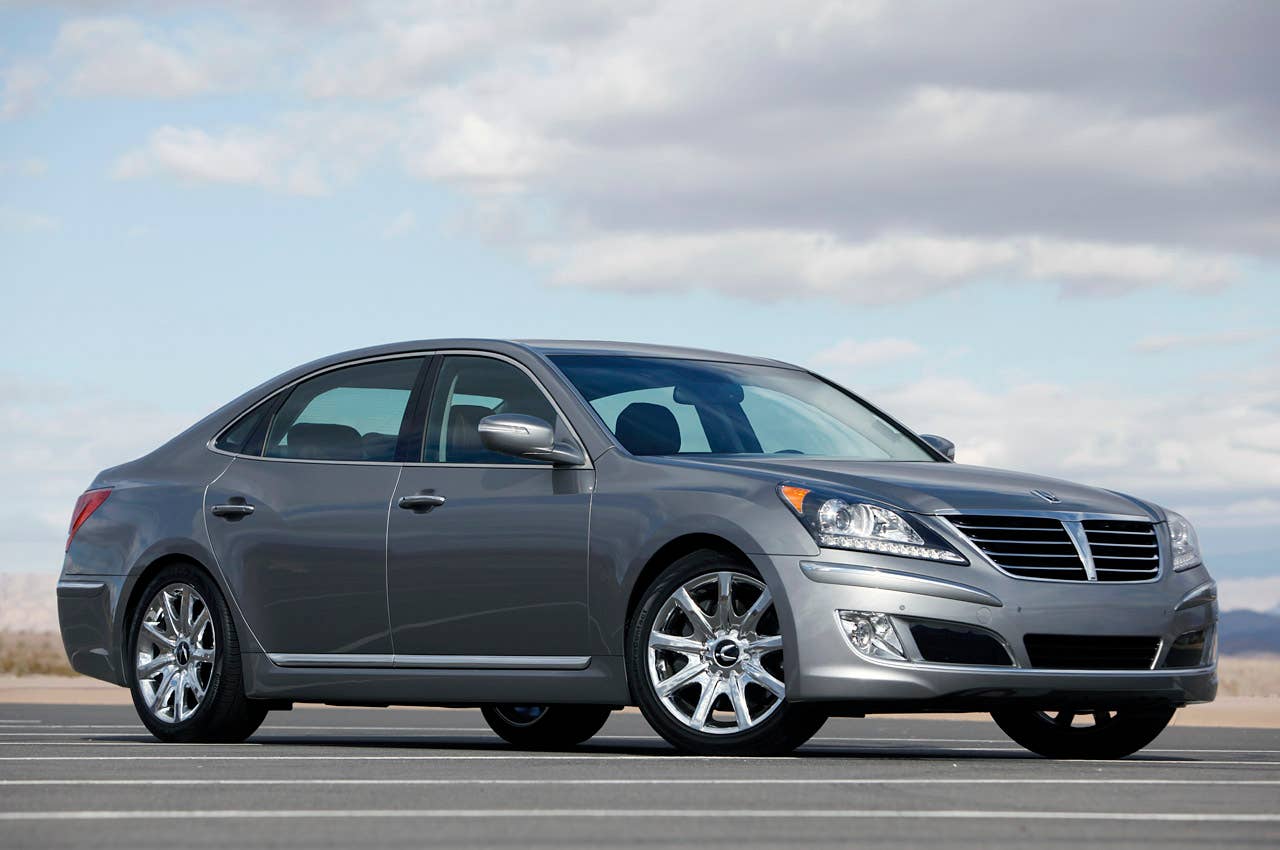 2012 Hyundai Equus front 3/4 view