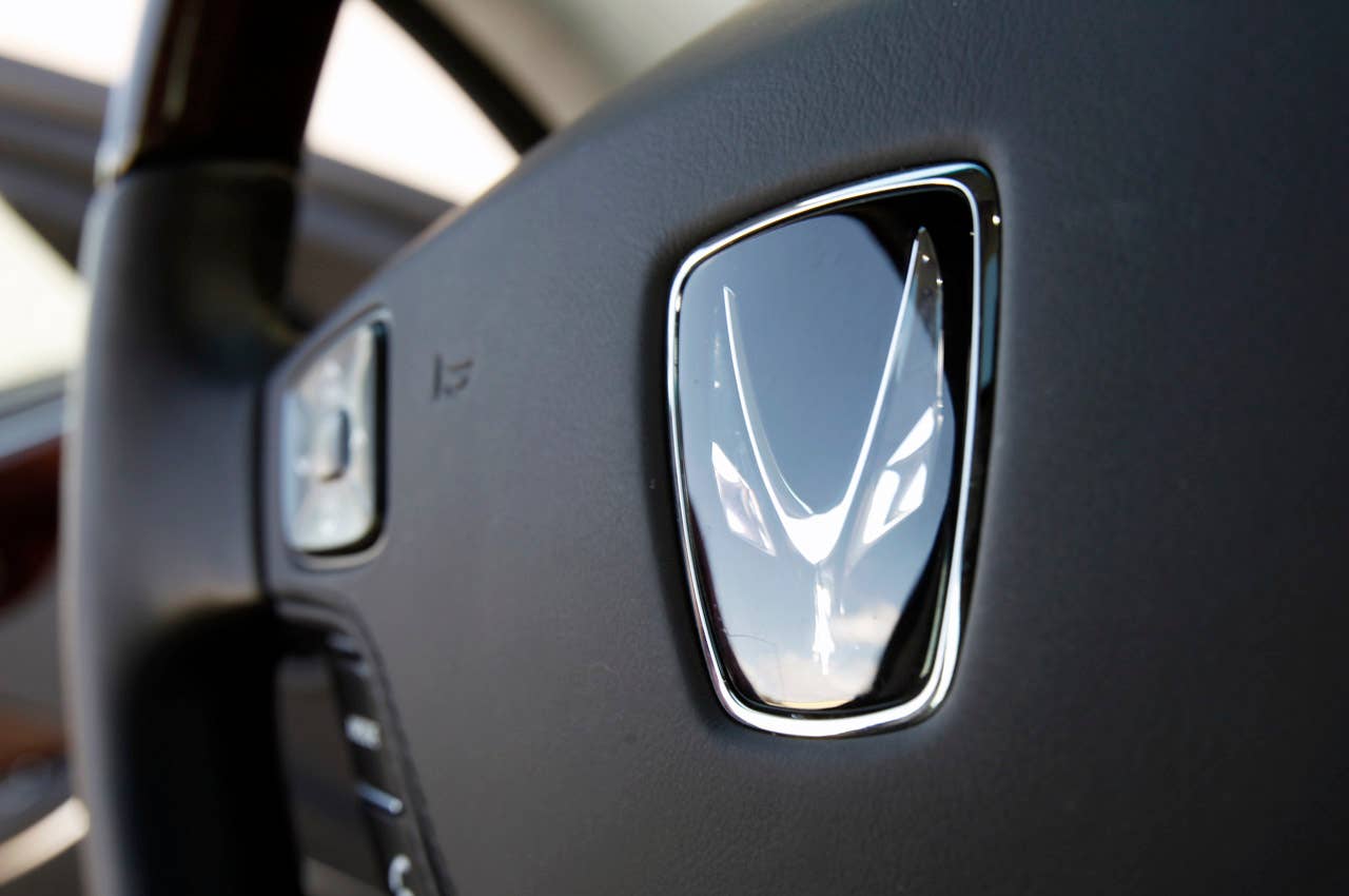 2012 Hyundai Equus steering wheel logo