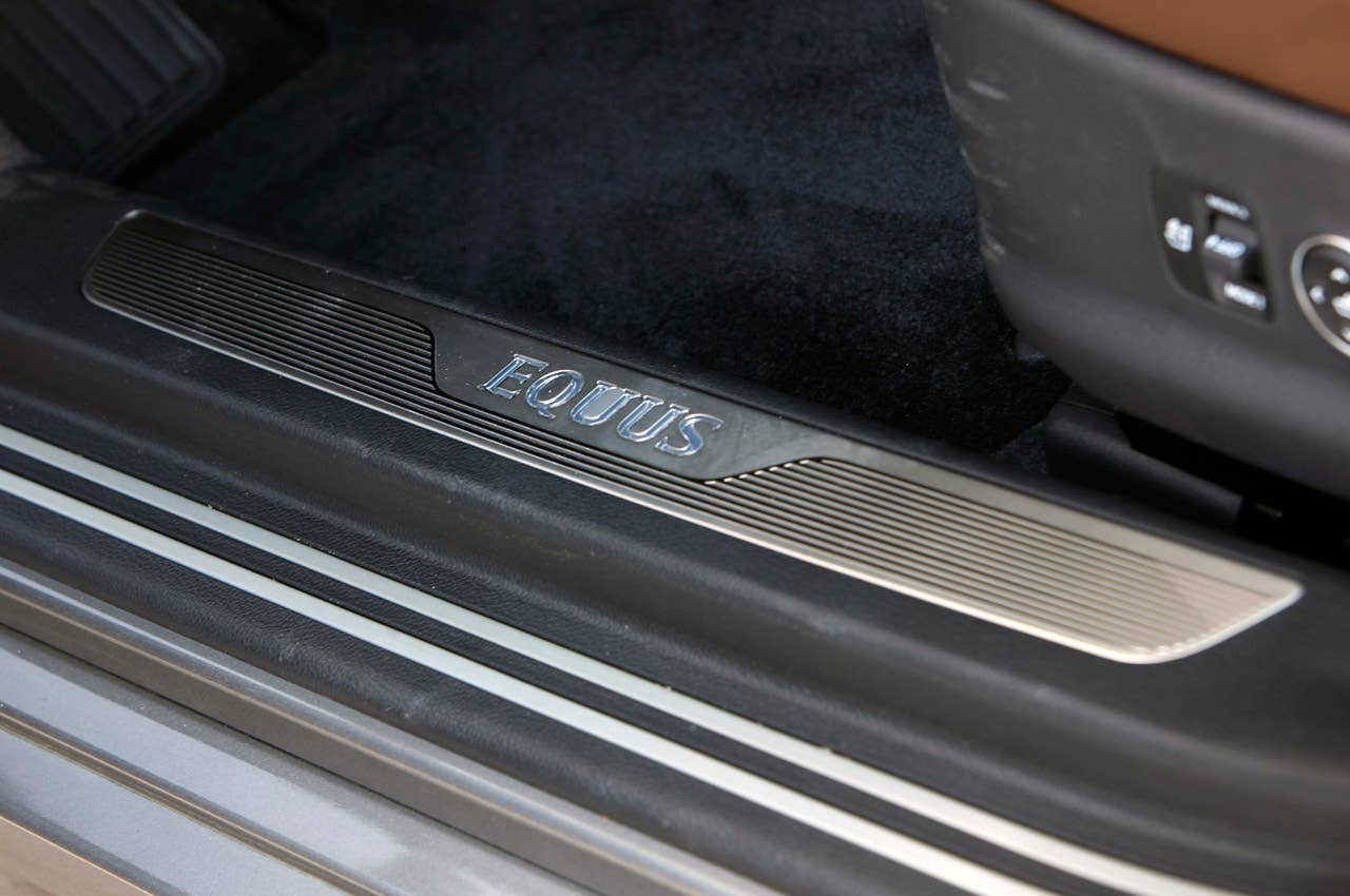 2012 Hyundai Equus sill plate
