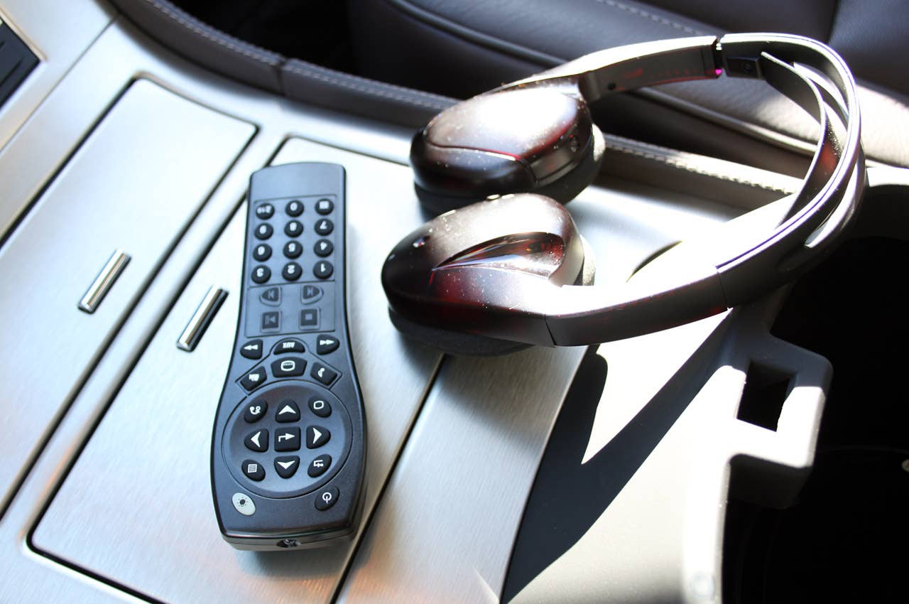 2011 Cadillac Escalade Hybrid Platinum remote and headphones