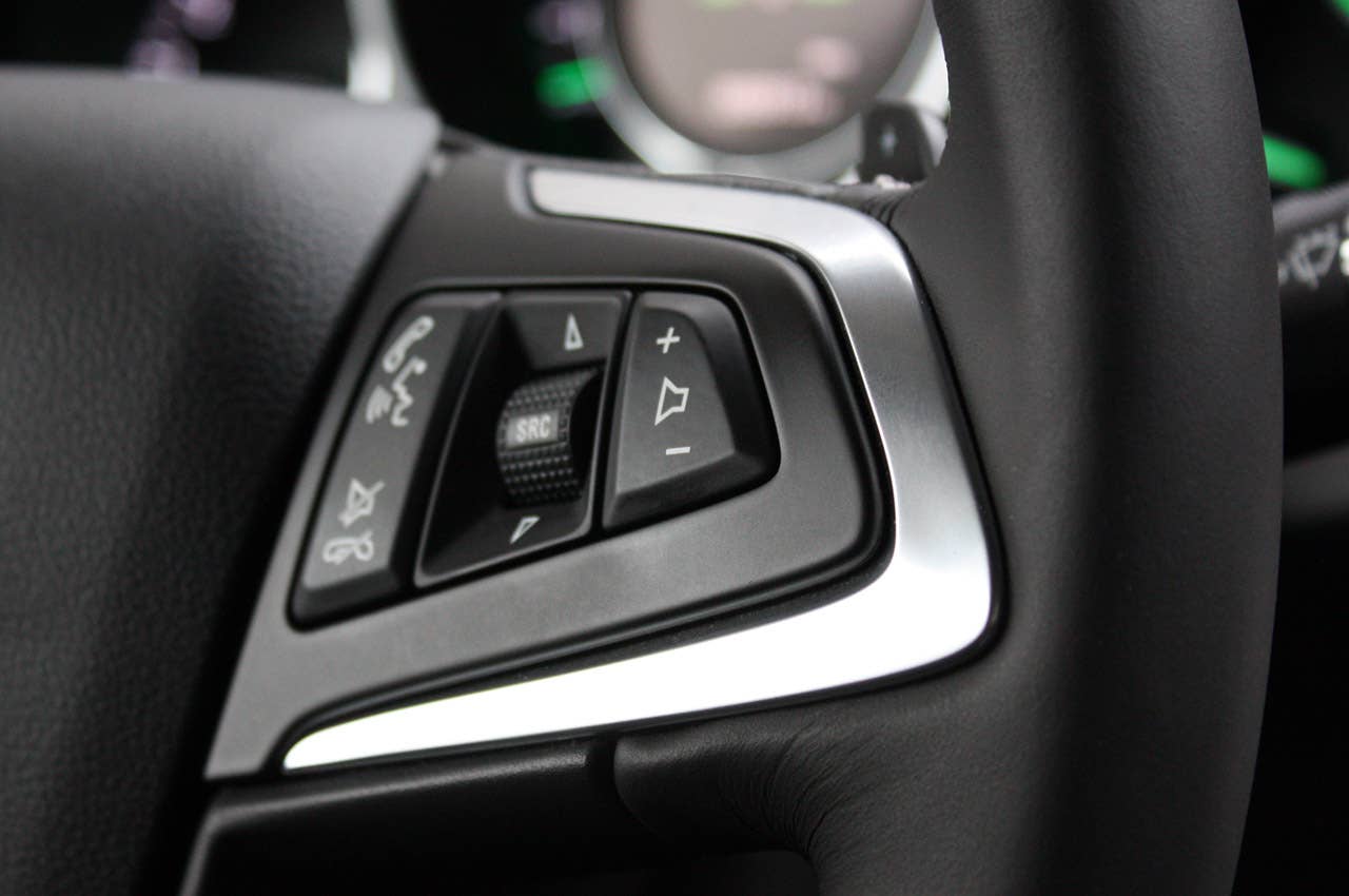 2011 Saab 9-4X volume controls