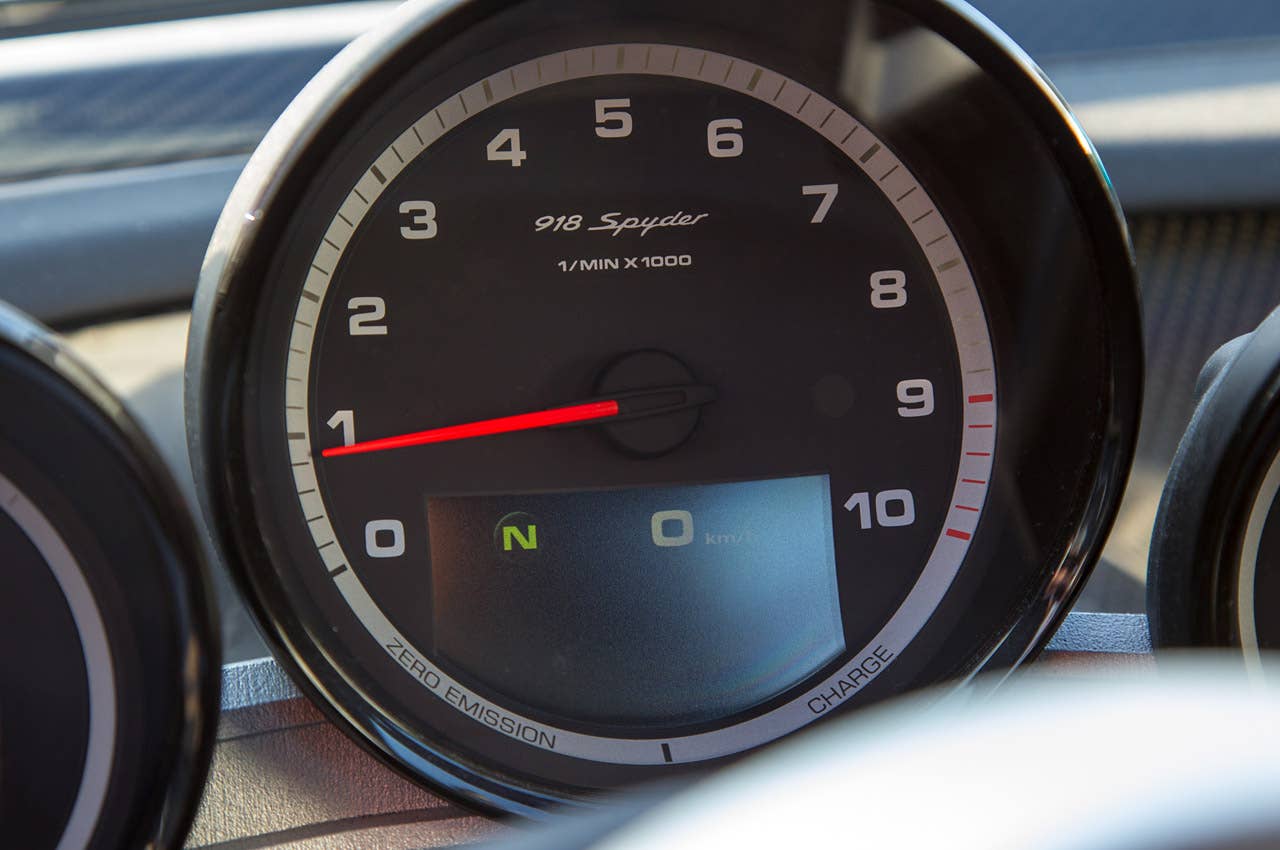 2014 Porsche 918 Spyder tachometer