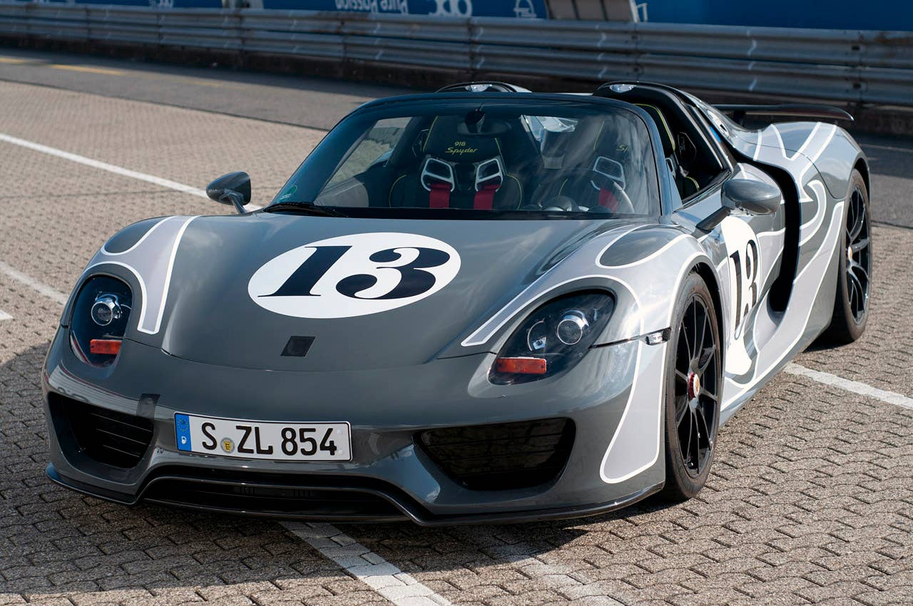 2014 Porsche 918 Spyder front 3/4 view