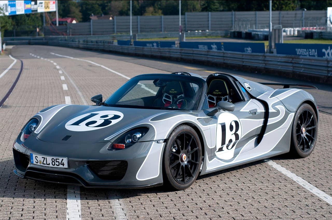 2014 Porsche 918 Spyder front 3/4 view