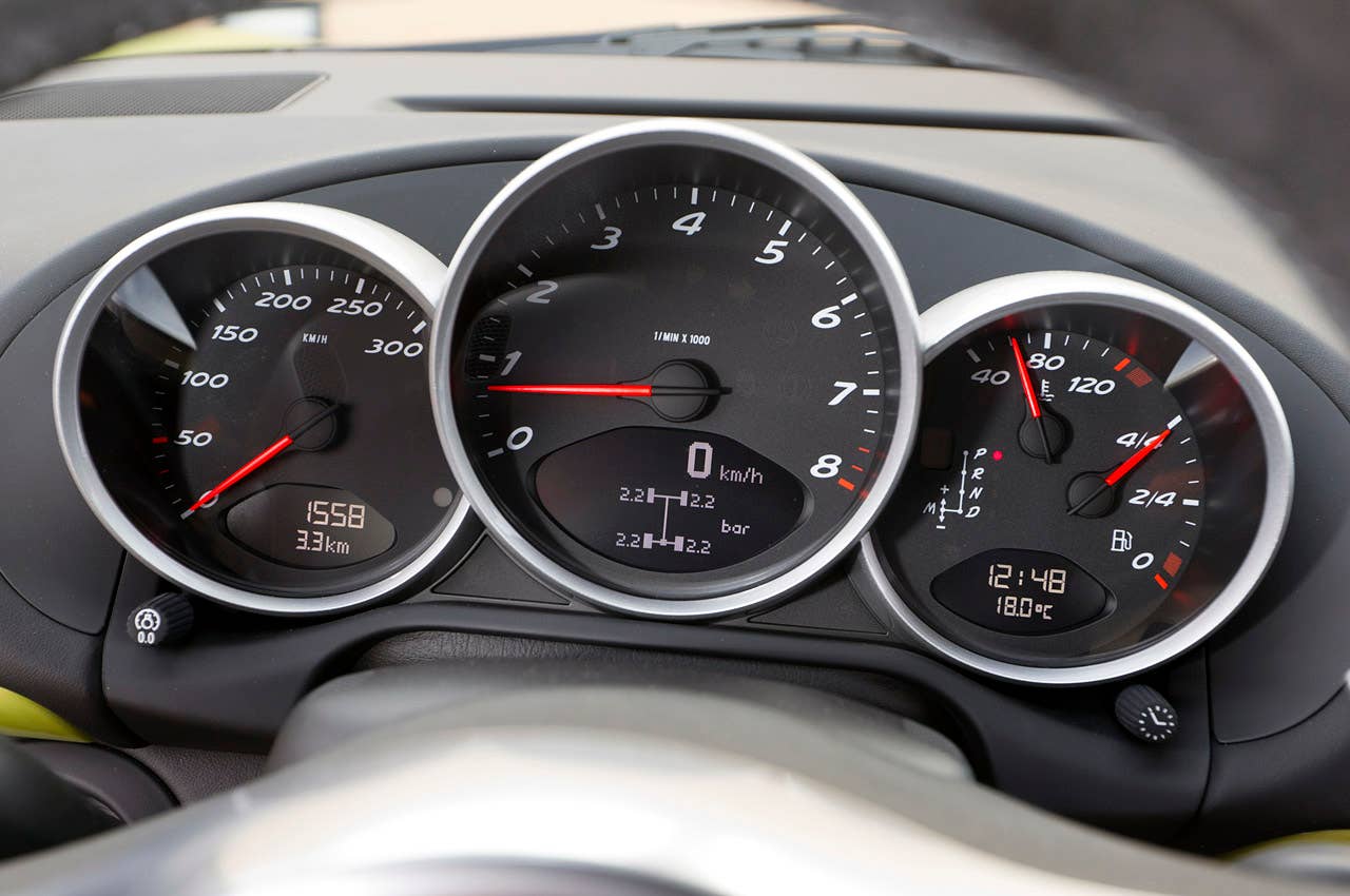 2011 Porsche Cayman R gauges