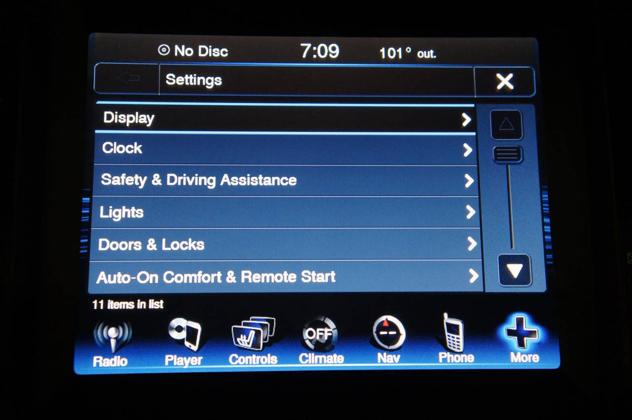 2012 Chrysler 300 SRT8 multimedia display