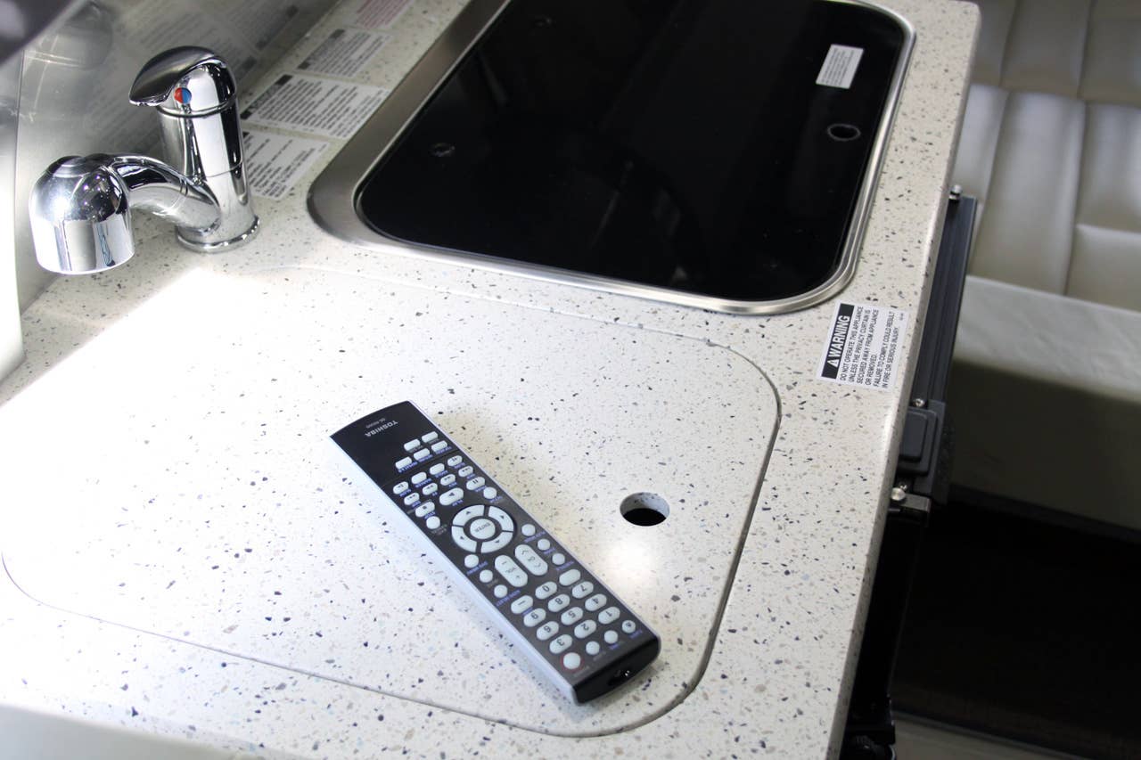 2011 Airstream Avenue remote control