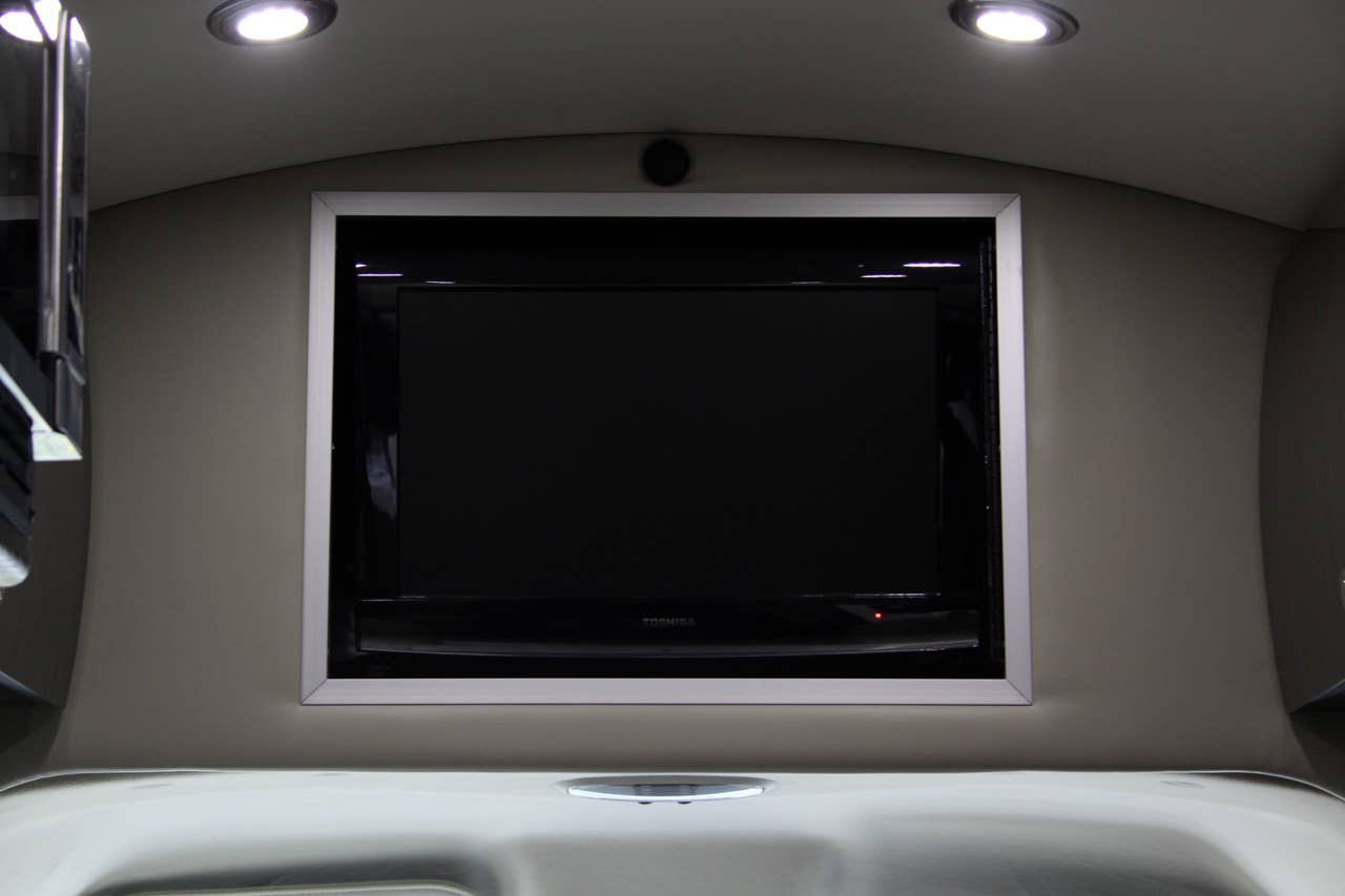 2011 Airstream Avenue television