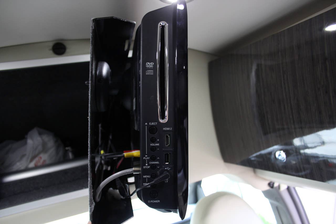 2011 Airstream Avenue television
