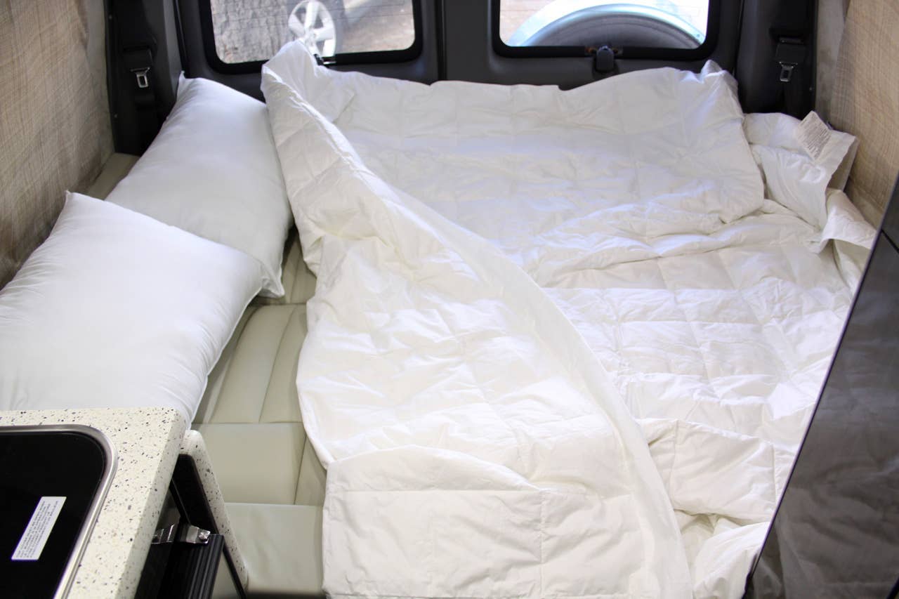 2011 Airstream Avenue bed