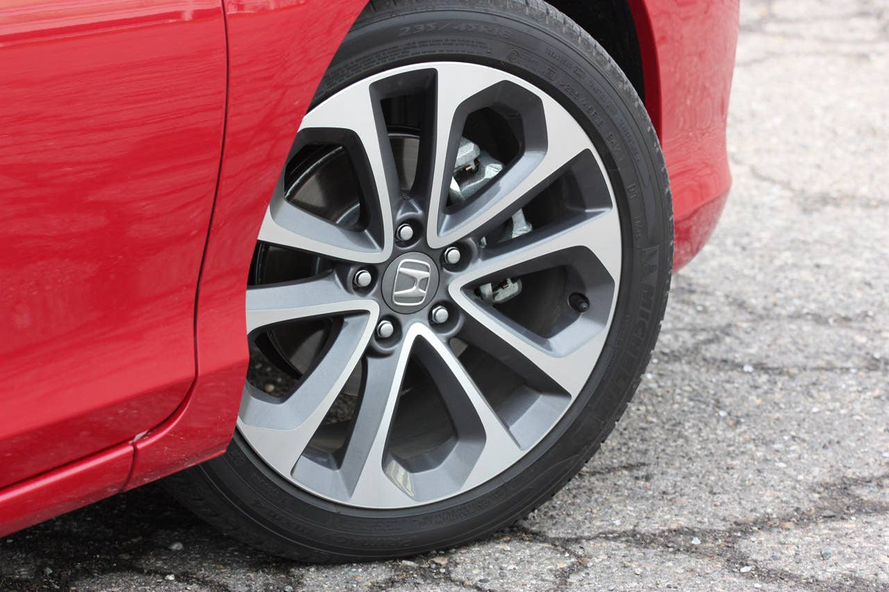 2013 Honda Accord Coupe 18-inch alloy wheel