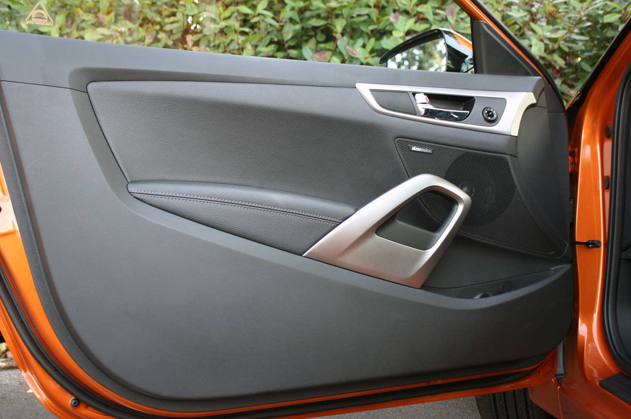 2012 Hyundai Veloster door