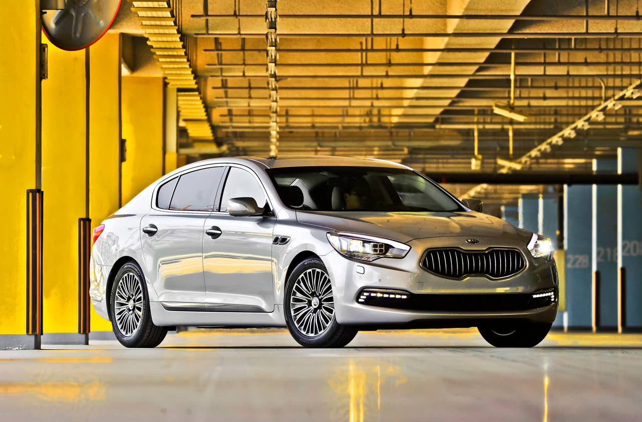 2013 Kia Quoris front 3/4
