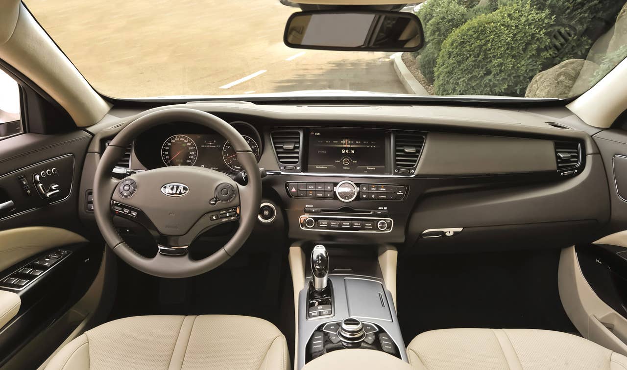 2013 Kia Quoris instrument panel