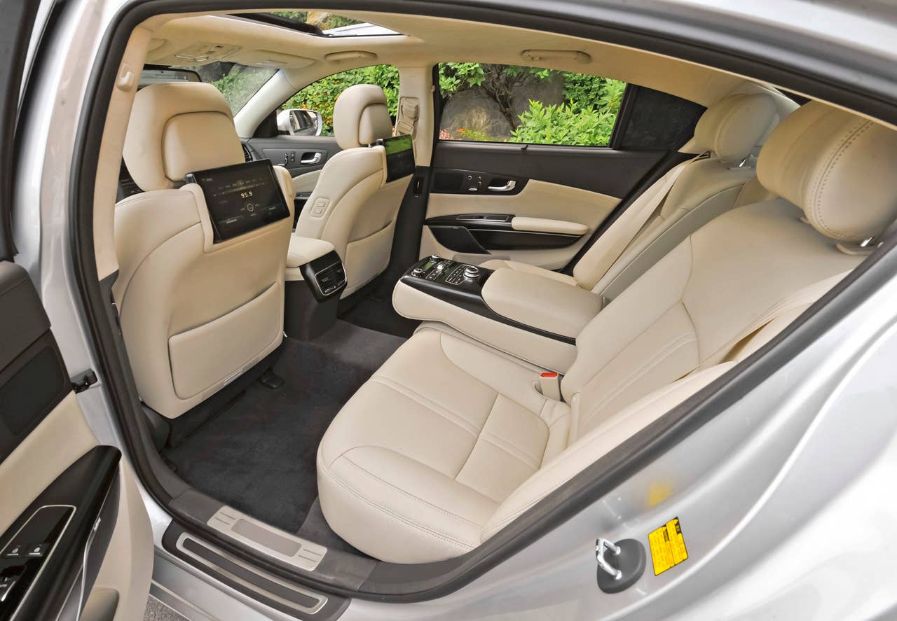 2013 Kia Quoris rear seat