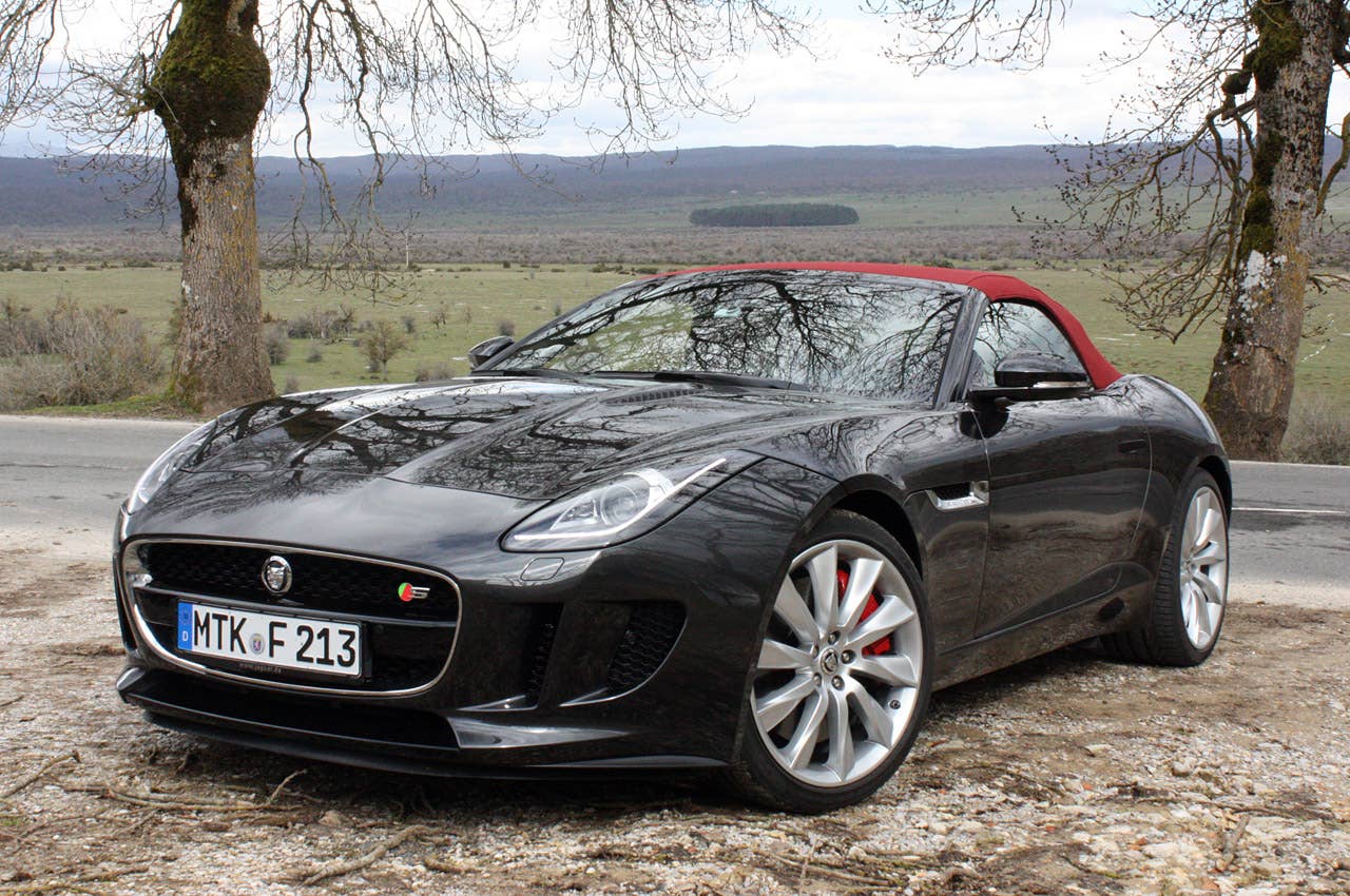 2014 Jaguar F-Type front 3/4 view