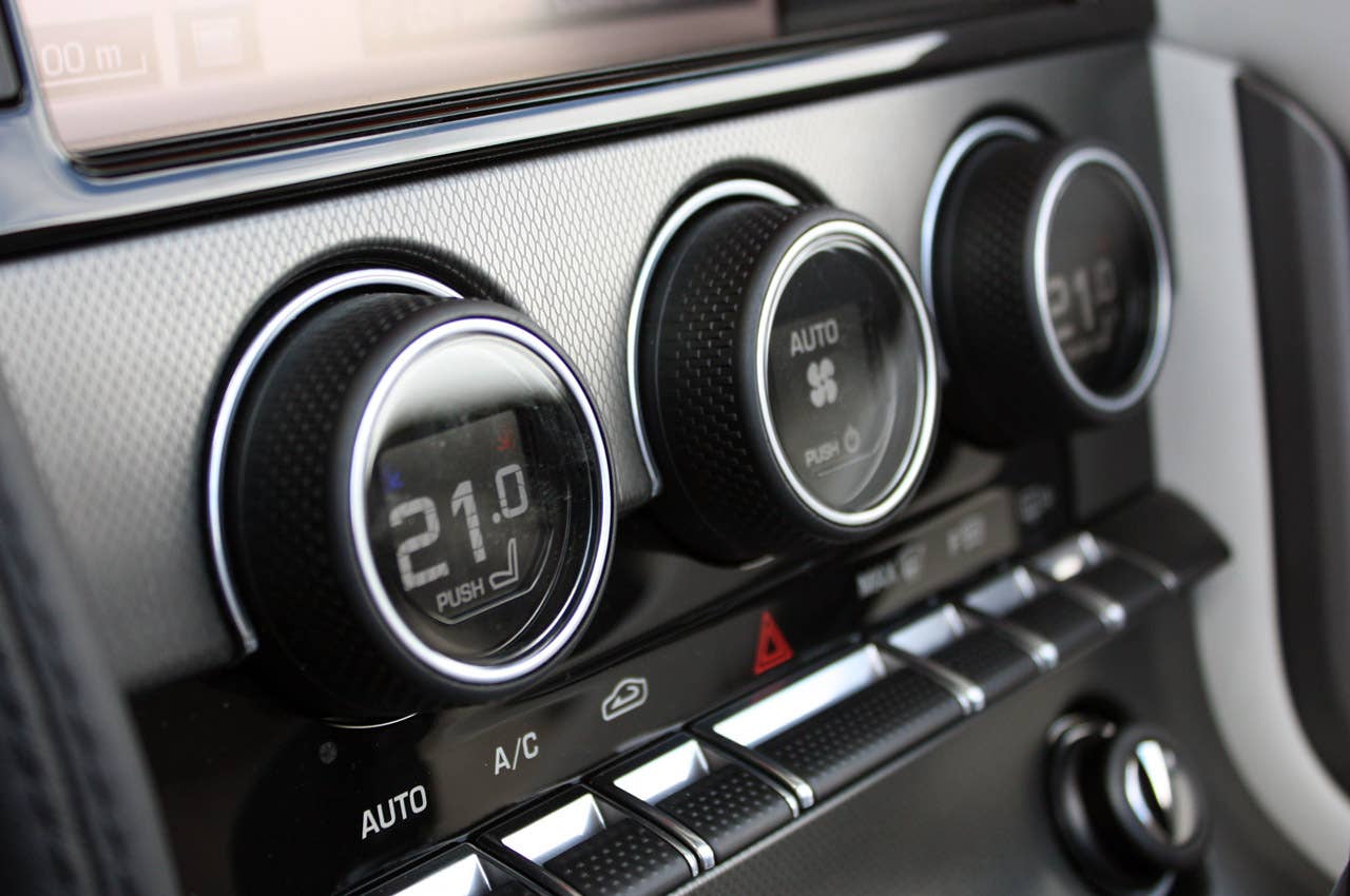 2014 Jaguar F-Type climate controls