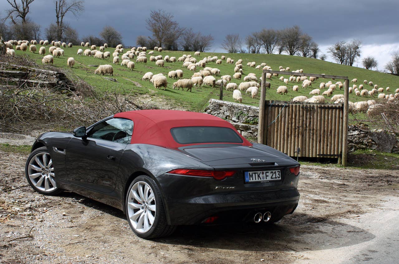 2014 Jaguar F-Type rear 3/4 view