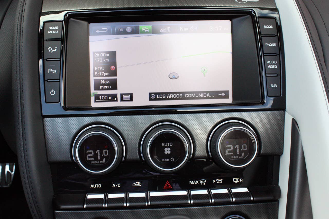 2014 Jaguar F-Type infotainment system