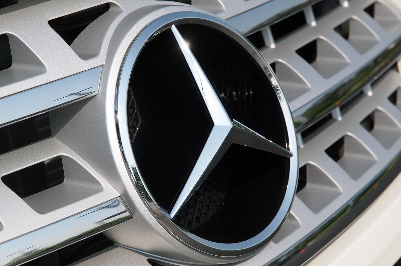 Amp Electric Mercedes-Benz ML350 grille