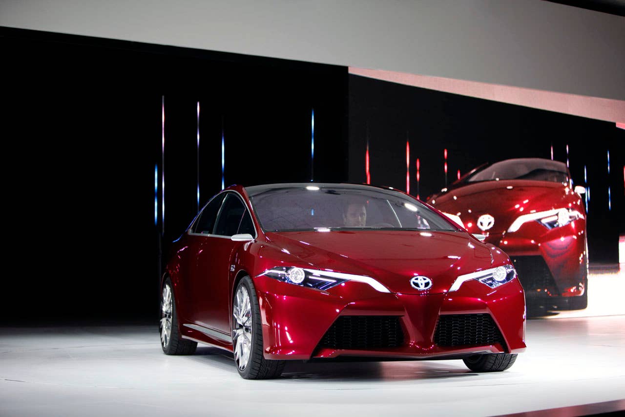 Toyota NS4 Plug-In Hybrid Concept front 3/4