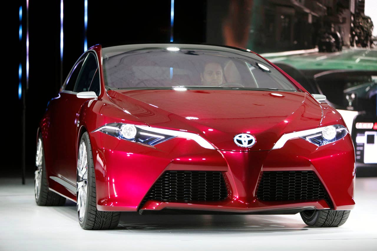 Toyota NS4 Plug-In Hybrid Concept front 3/4