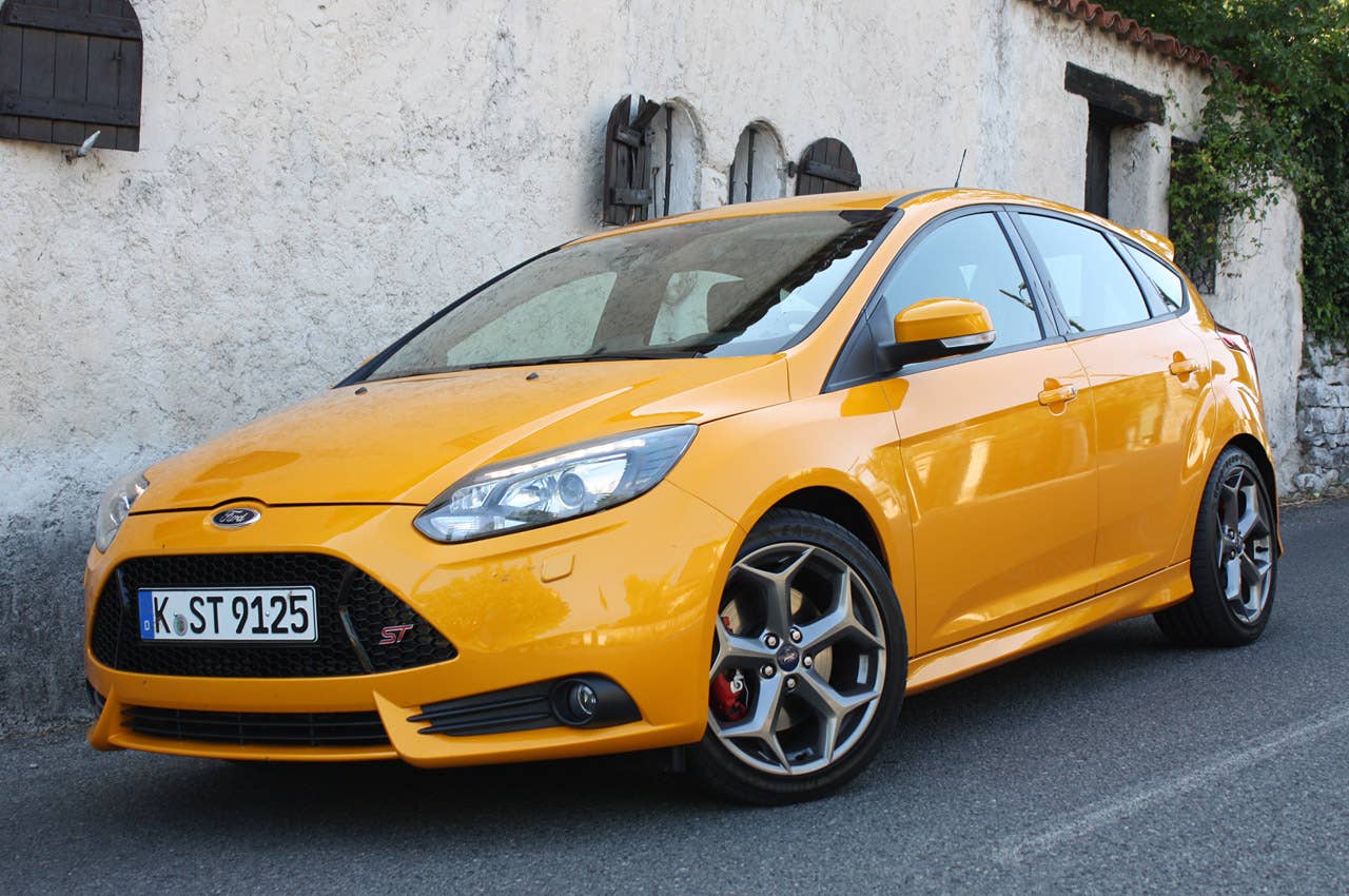 2013 Ford Focus ST front 3/4 view