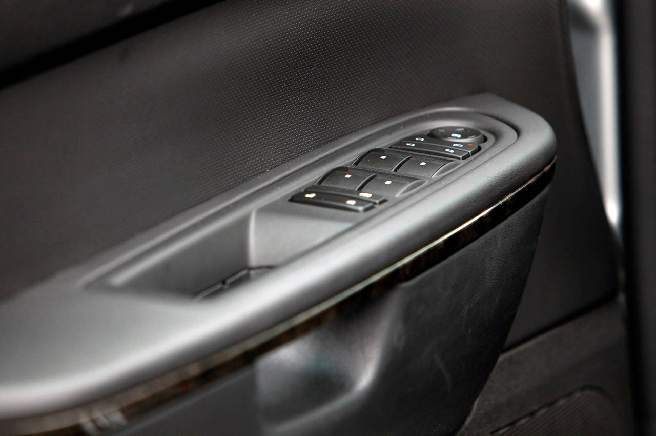 2011 GMC Acadia Denali door controls