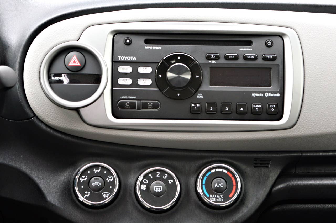 2012 Toyota Yaris instrument panel