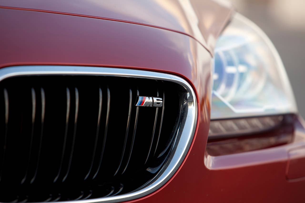 2013 BMW M6 grille emblem