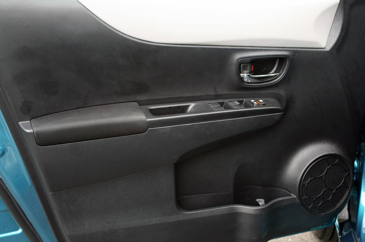 2012 Toyota Yaris door