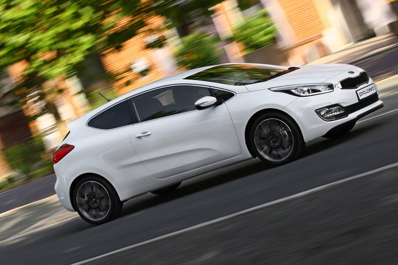 2014 Kia pro_cee'd front 3/4 driving