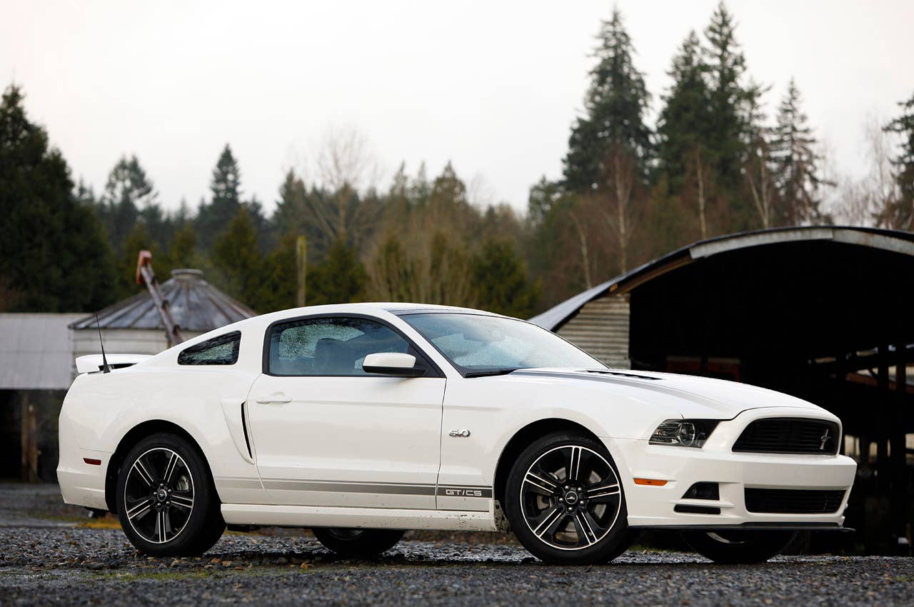 2013 Ford Mustang GT front 3/4 view