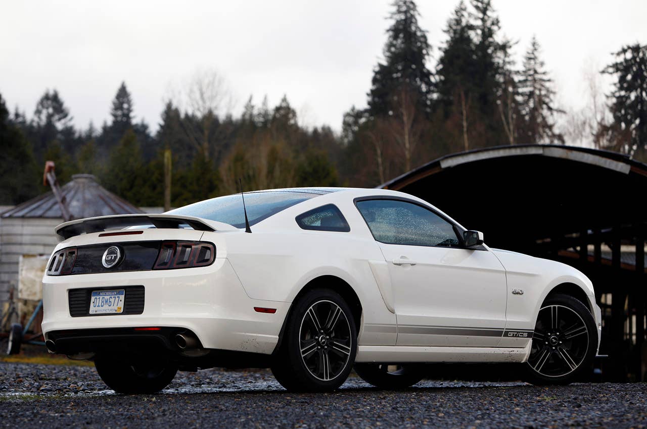2013 Ford Mustang GT rear 3/4 view