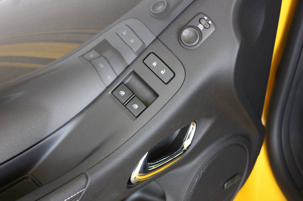 2013 Chevrolet Camaro 1LE window controls