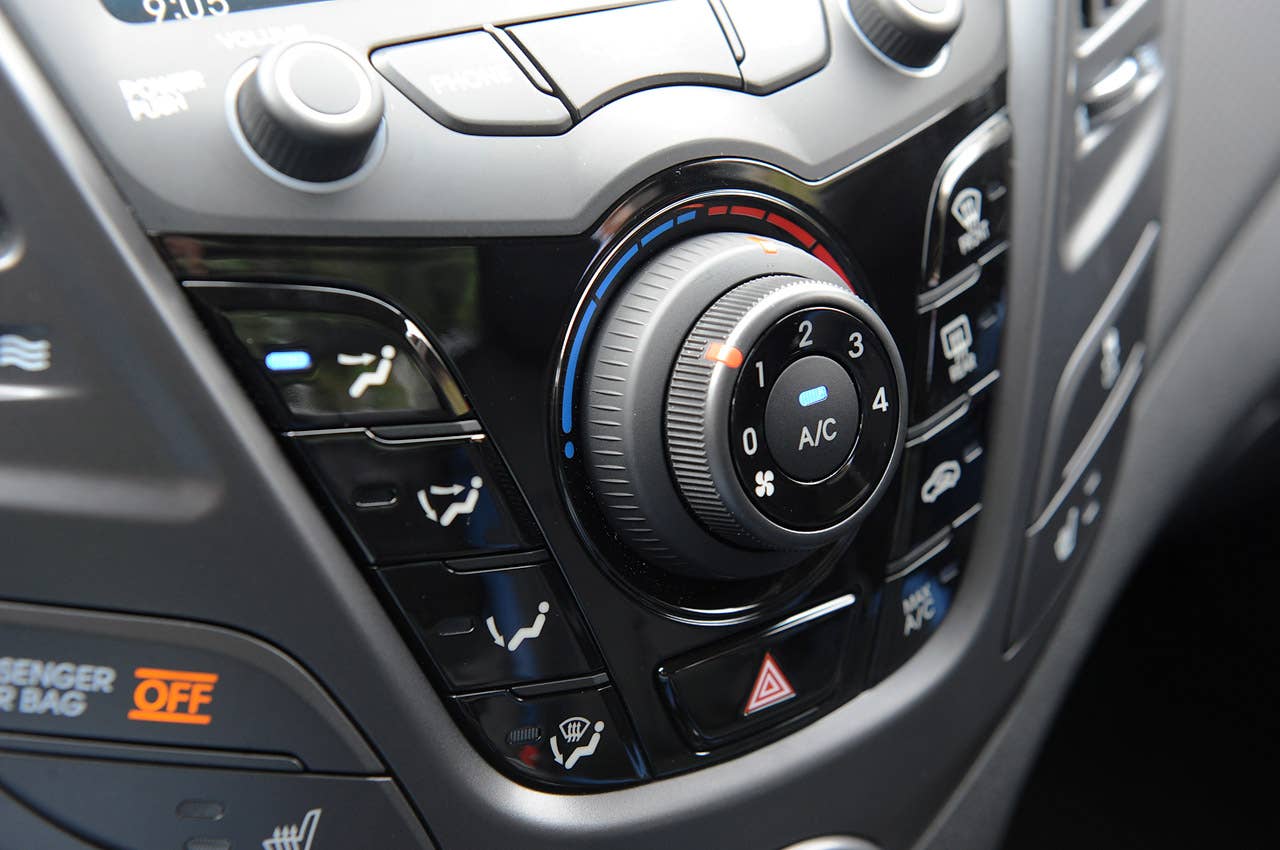 2013 Hyundai Veloster Turbo climate controls