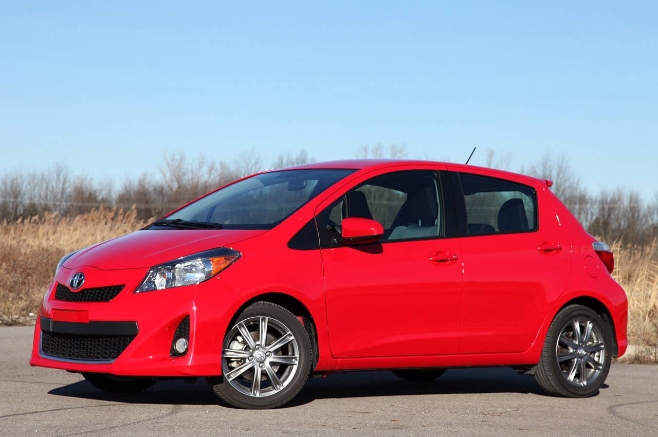 2012 Toyota Yaris SE front 3/4 view