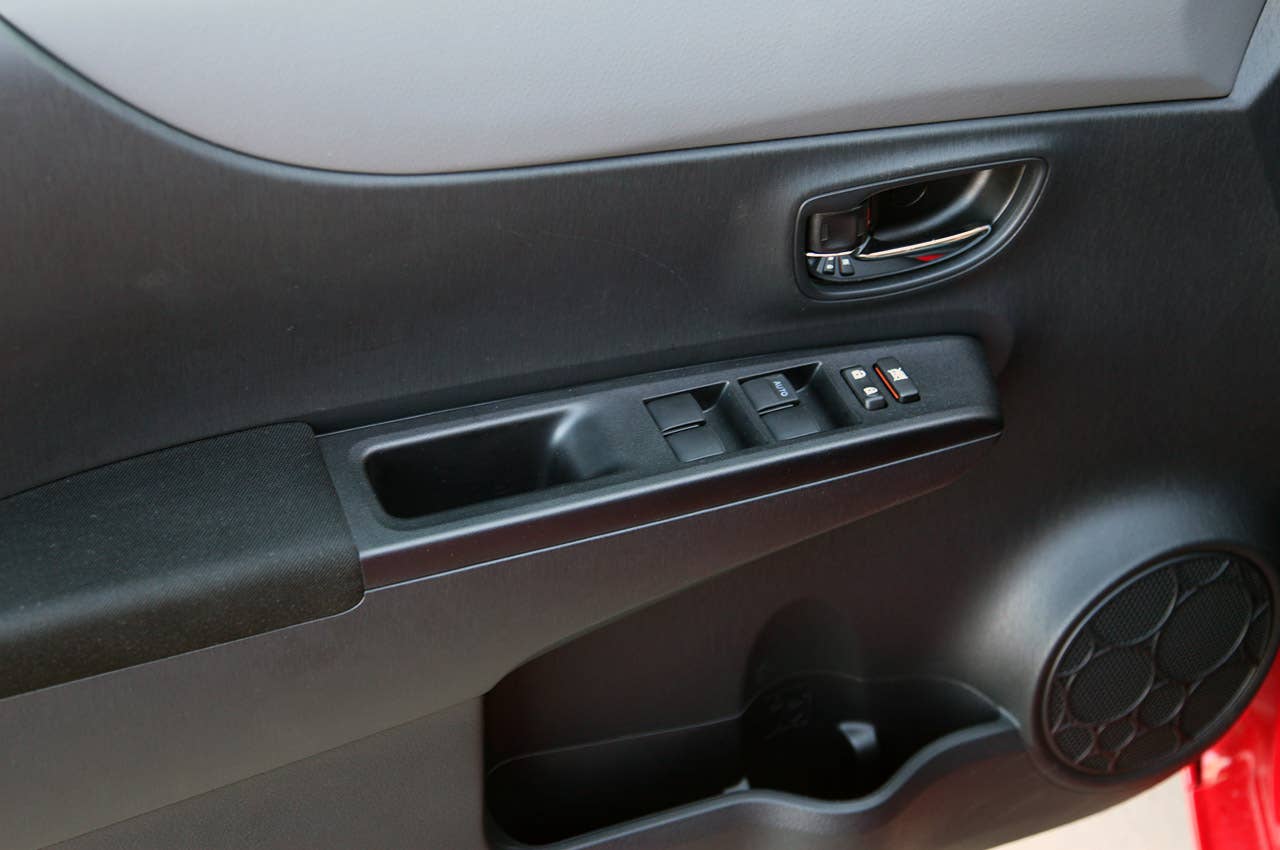 2012 Toyota Yaris SE door
