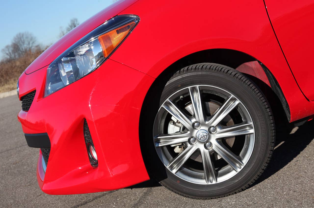 2012 Toyota Yaris SE front fender