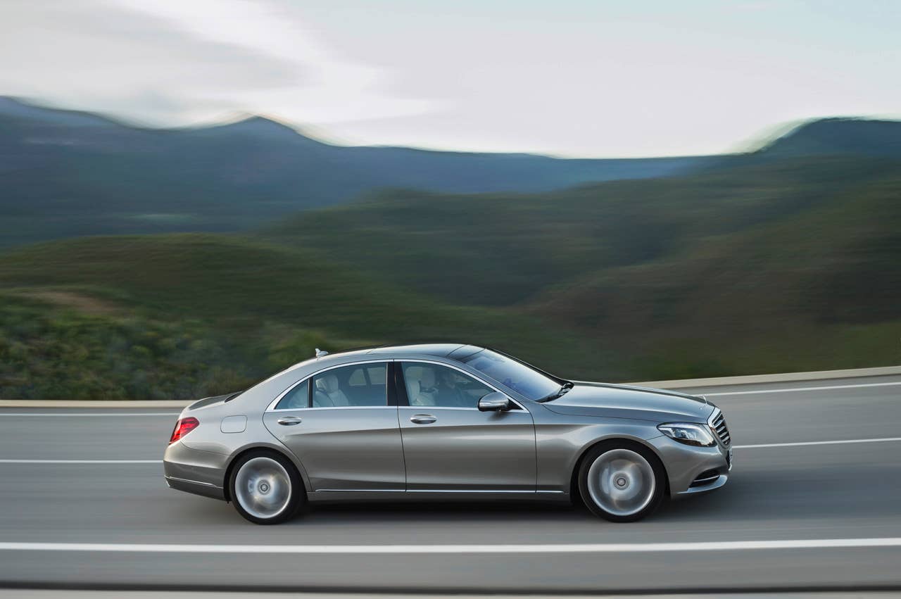 Mercedes-Benz S 400 HYBRID (W 222) 2013, Lack: AMG alubeam silber, Ausstattung: Leder Exklusiv porzellan/schwarz