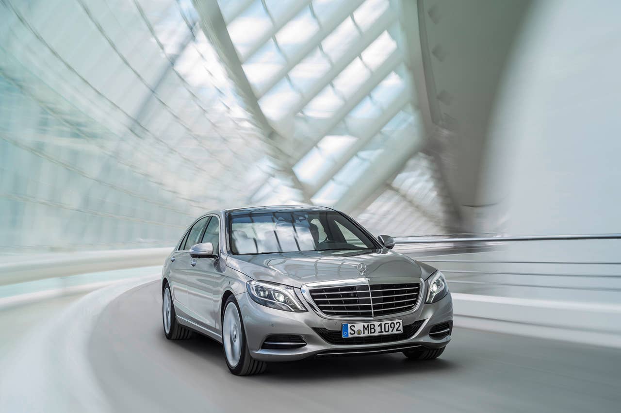 Mercedes-Benz S 400 HYBRID (W 222) 2013, Lack: AMG alubeam silber, Ausstattung: Leder Exklusiv porzellan/schwarz