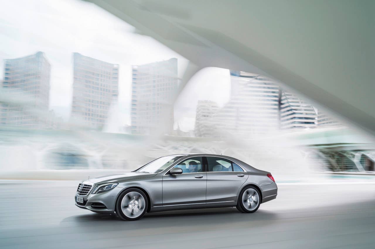 Mercedes-Benz S 400 HYBRID (W 222) 2013, Lack: AMG alubeam silber, Ausstattung: Leder Exklusiv porzellan/schwarz