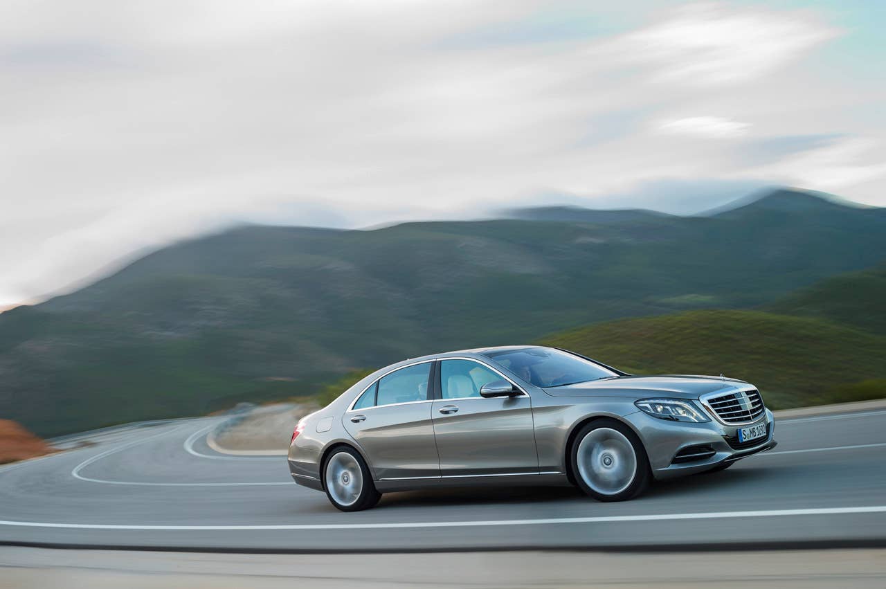 Mercedes-Benz S 400 HYBRID (W 222) 2013, Lack: AMG alubeam silber, Ausstattung: Leder Exklusiv porzellan/schwarz