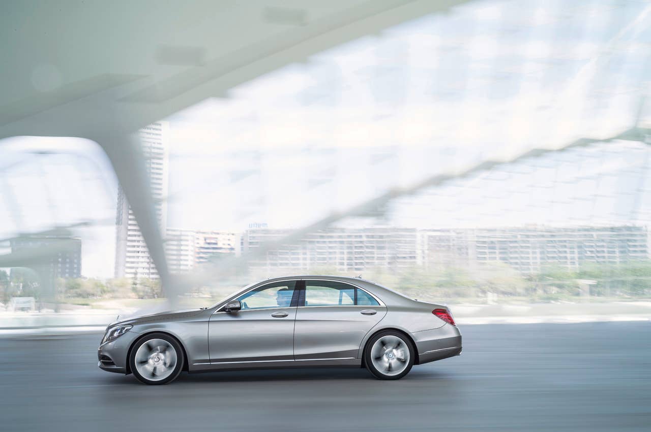 Mercedes-Benz S 400 HYBRID (W 222) 2013, Lack: AMG alubeam silber, Ausstattung: Leder Exklusiv porzellan/schwarz