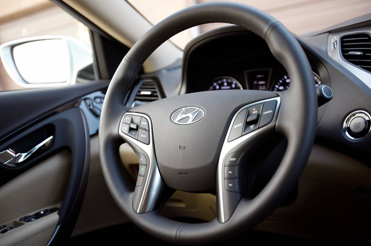 2012 Hyundai Azera steering wheel