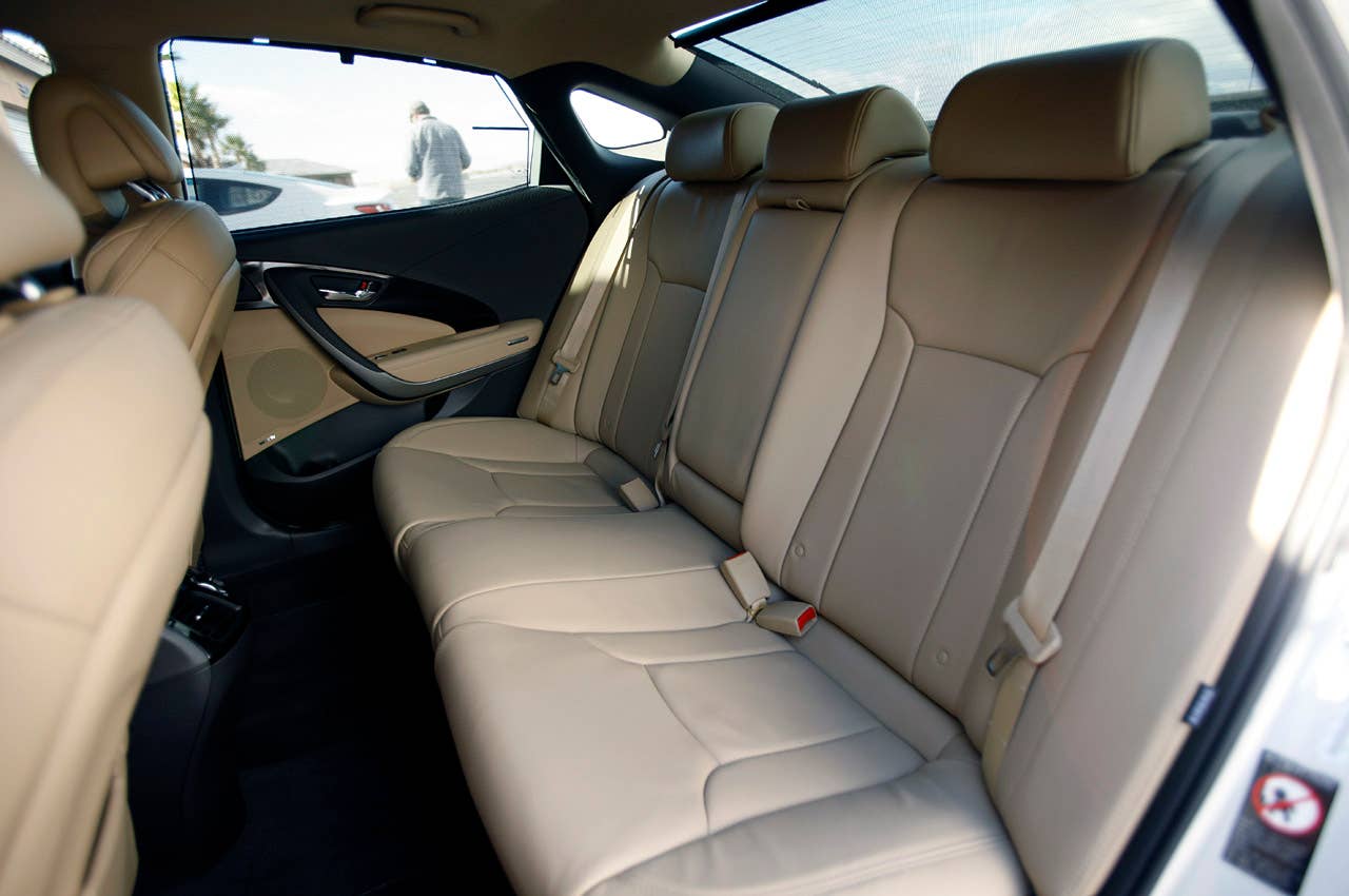 2012 Hyundai Azera rear seats